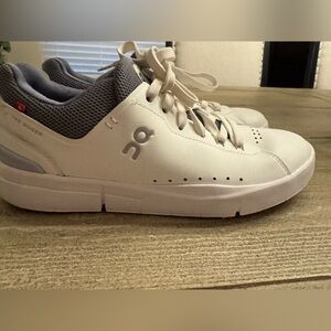 On Running The Roger Advantage leather Women’s Sneaker size 8